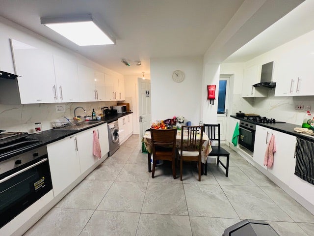 Double Room - All Bills Included in New House Main Photo
