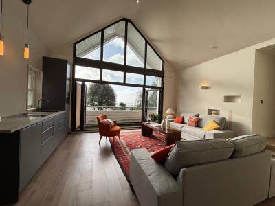 Self contained 2 bedroom flatlet in large home Main Photo