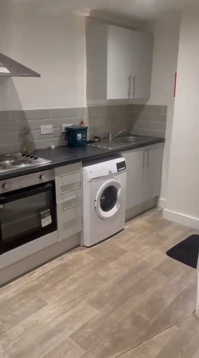 1 Bedroom and 1 Bathroom Flat Main Photo