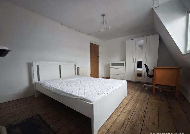 Large Loft Room In A Victorian House Stepney E1 Main Photo