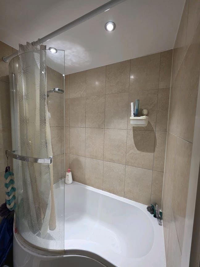 1 room available in 2 bed room flat. Main Photo