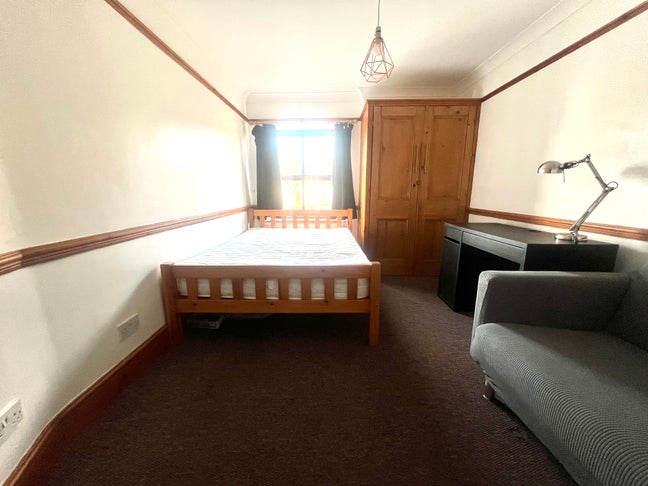 Bright Large Double Room in Leytonstone  Main Photo