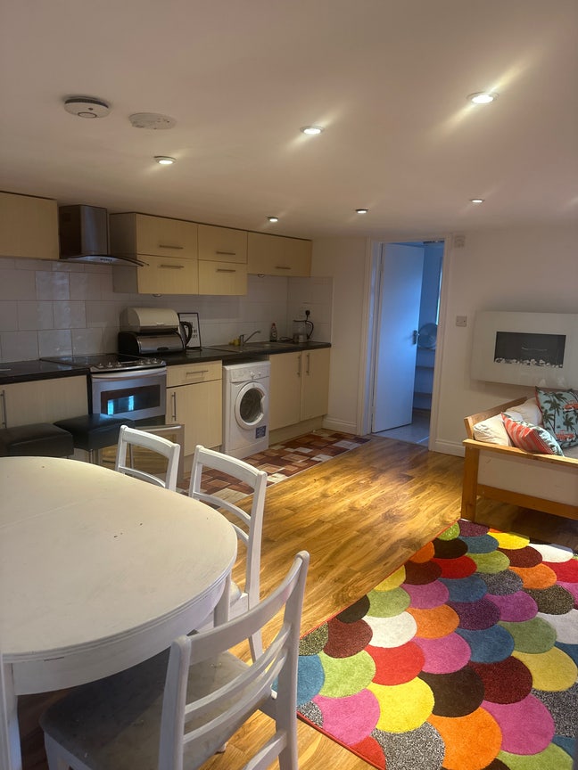 Cosy one bed flat to  Main Photo