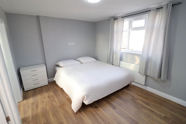 Master En-Suite 2 Minutes from Piccadily Line Main Photo