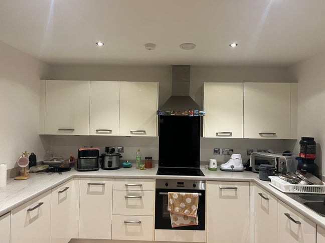 A double bed room available to rent in a 2 bed fla Main Photo