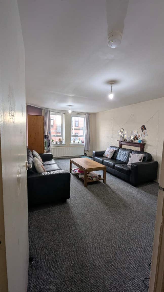 One bedroom available in a 2BHK flat at G20 7AF. Main Photo