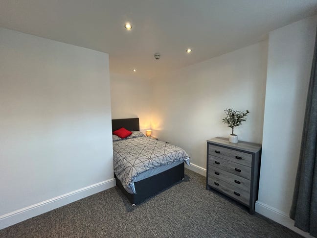 Newly refurbished room available! Main Photo