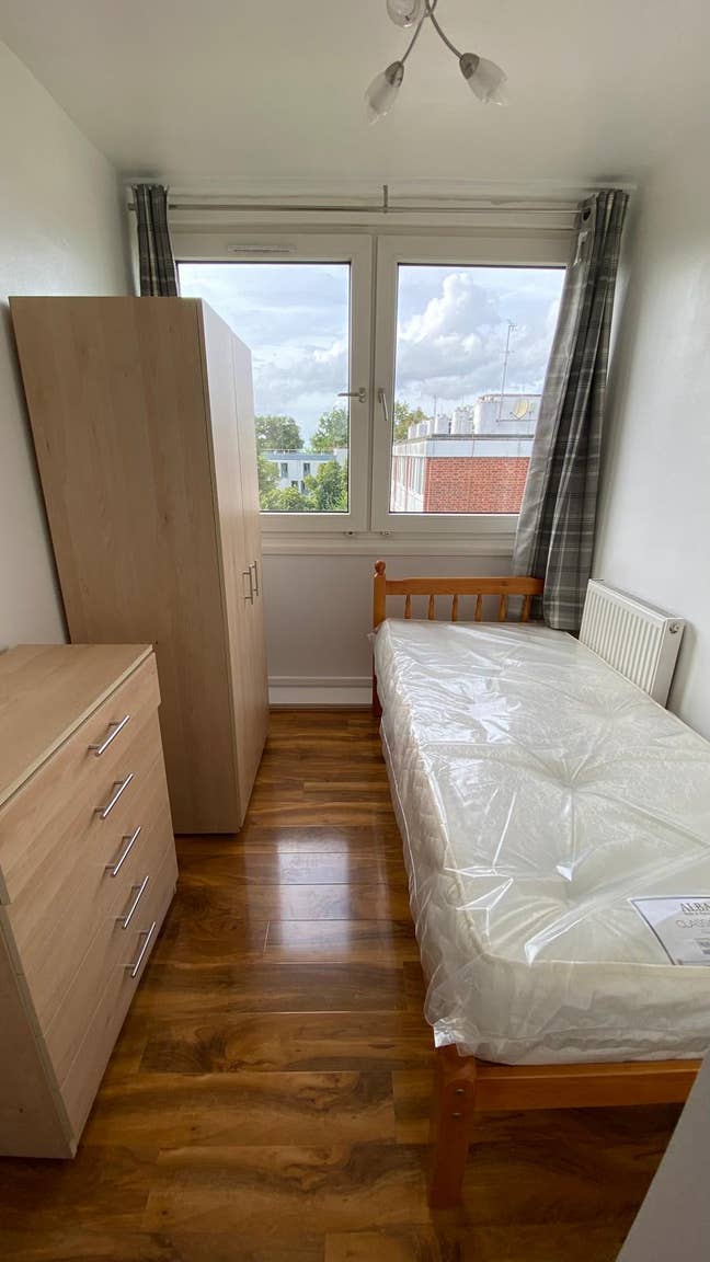 Small Double Room To Rent In Roehampton (35) Main Photo