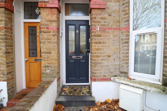 2 Beautiful Rooms! Modern 3Beds Flat in Acton Town Main Photo