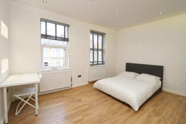 2 Beautiful Rooms! Modern 3Beds Flat in Acton Town Main Photo