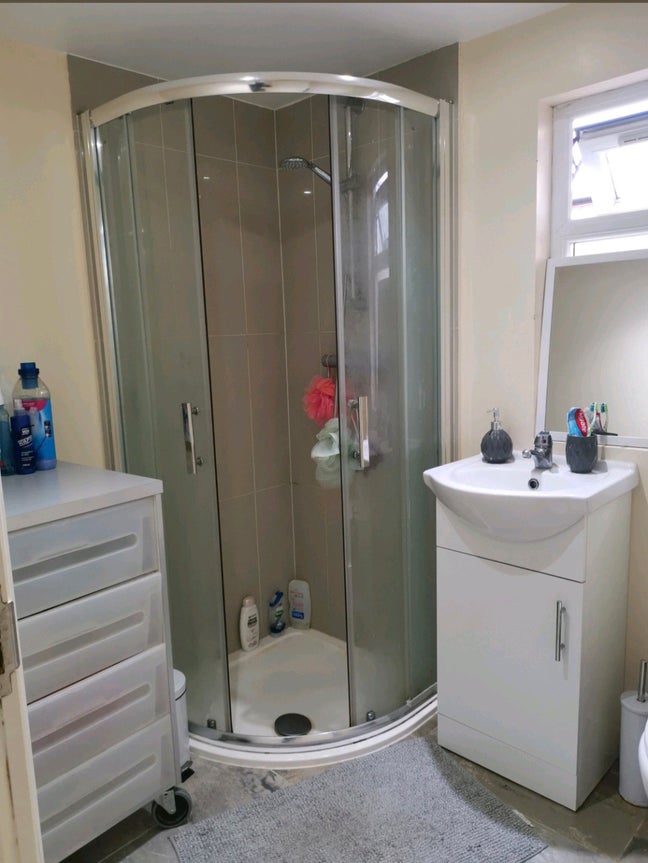 Studio flat to rent Main Photo