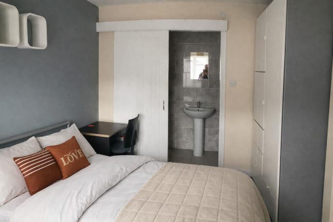 Gorgeous bedroom available in Whitecross. Main Photo