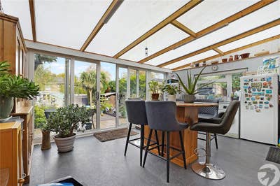 Beautiful Double Rooms available in Greenhithe Main Photo