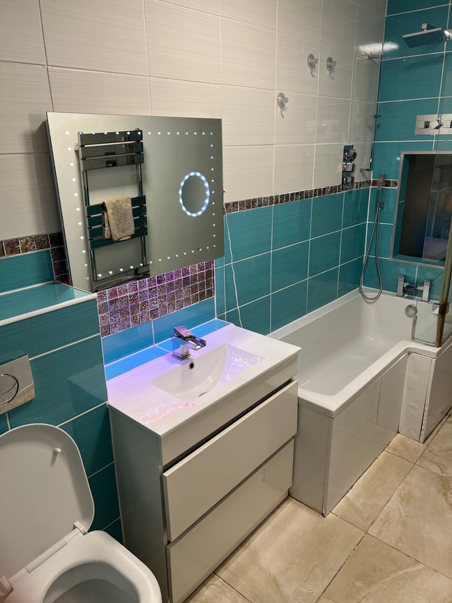 Double room 5 min from Worcester Park Station Main Photo