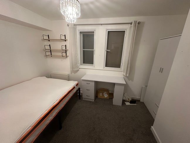 Furnished Room – High Street Location – Bills Inc Main Photo