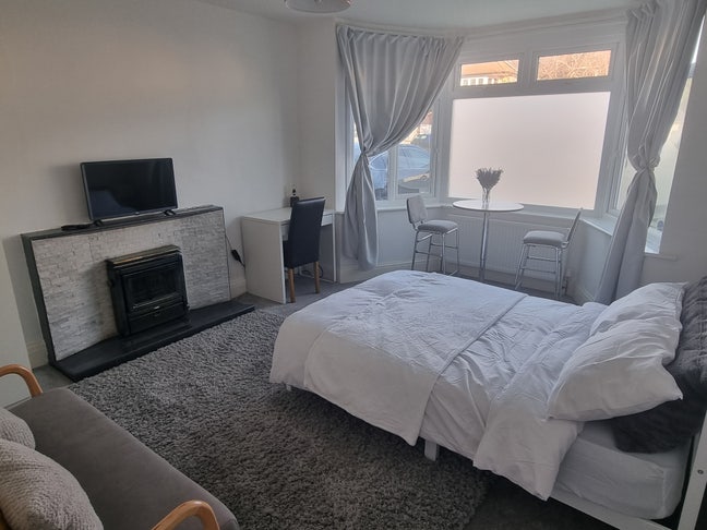 Spacious studio-style double room – all bills inc  Main Photo