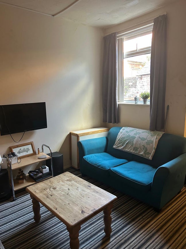 Attic Room Available on Ecclesall Road, Sheffield Main Photo