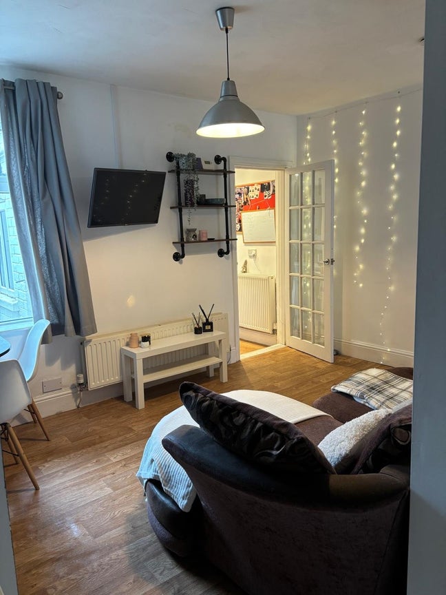 Furnished double room in clean shared house  Main Photo