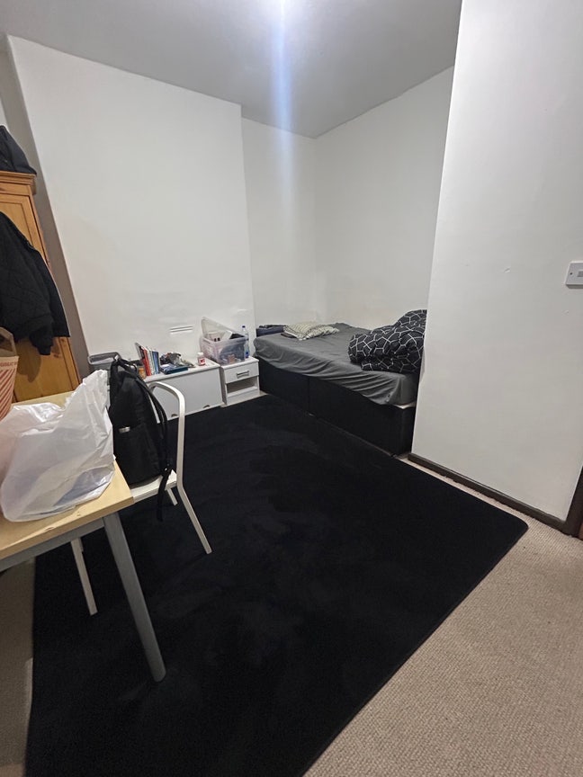 Spacious & Furnished Room Near City Centre Main Photo
