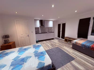 En-Suite Large Studio Room-Suttoncommon Station Main Photo