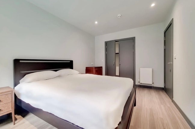 Spacious double bedroom available  Main Photo