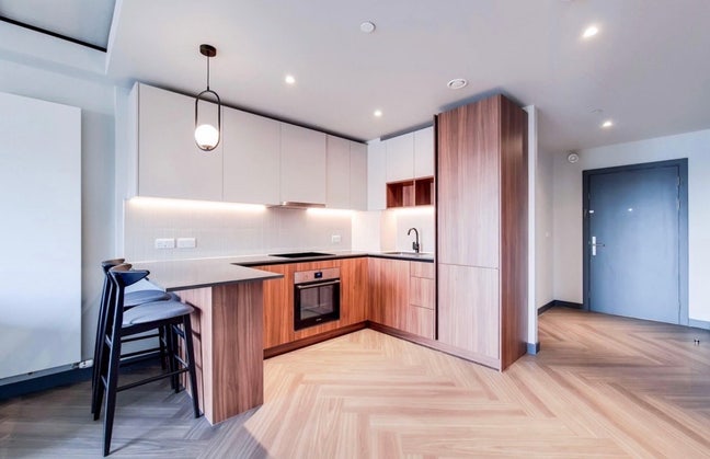 Spacious double bedroom available  Main Photo