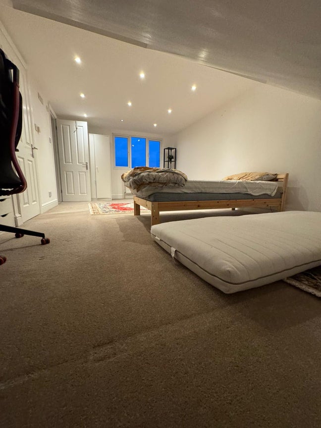 Beautiful & Quiet 4-Bedroom Home – En-Suite Room A Main Photo