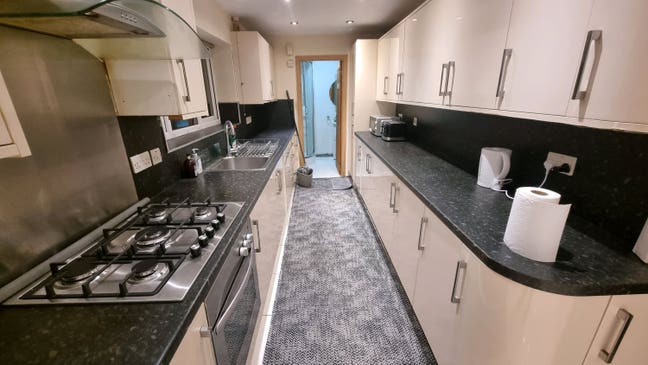 5 Bedroom 2 Bathrooms - Benefits Only Tenants Main Photo