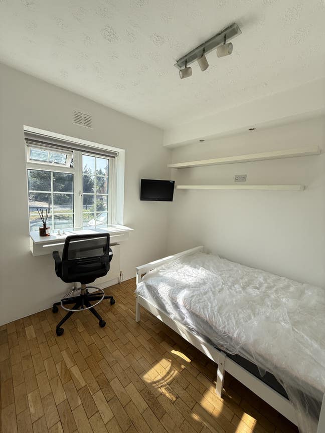 Single Bedroom-Middlesex Uni-5MIN2Tube-Bill Exclud Main Photo