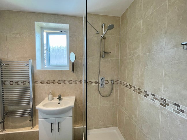 Large bright double room Main Photo