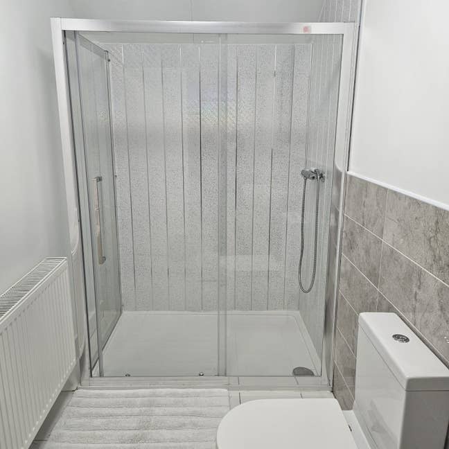 Ensuite Room in L Detached Property Close to Town  Main Photo