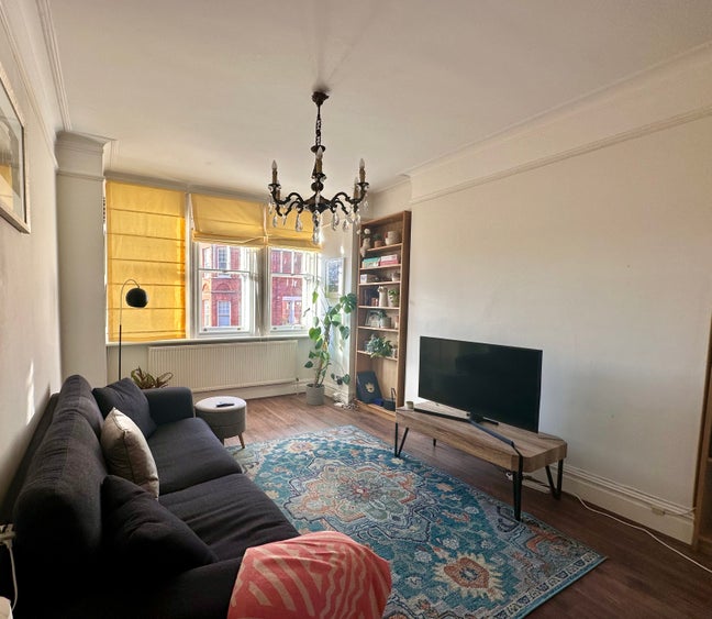 En-suite double room available in spacious flat Main Photo