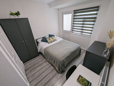 Modern Ensuite 🚶‍♂️ 14Min Walk to Stn + Bills Inc Main Photo