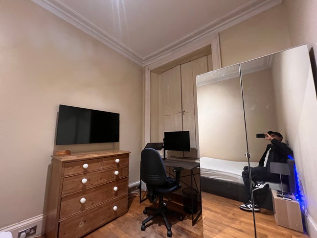 Central, quiet double room right on Holyrood Park! Main Photo