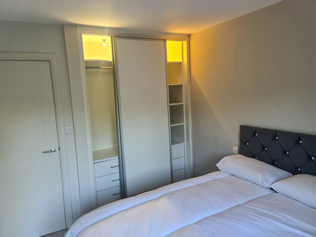 2 large double rooms with ensuite Main Photo