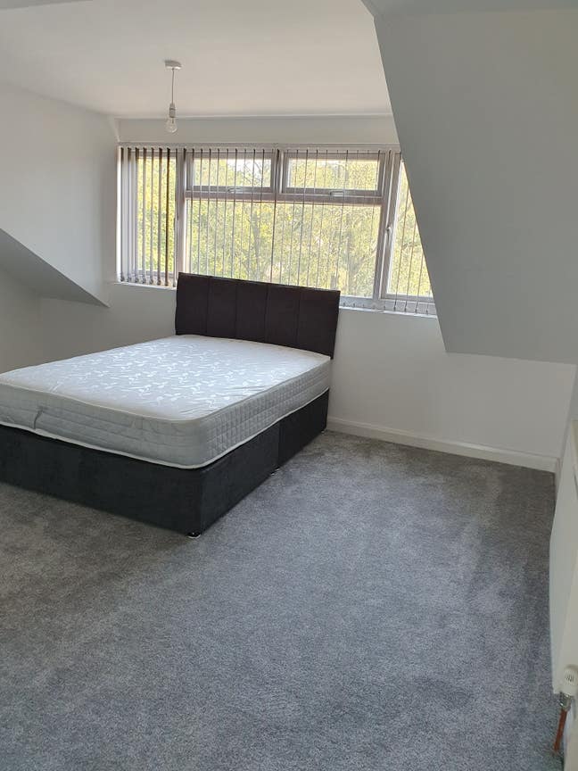Large Double size bedroom to let (all bills inc) Main Photo