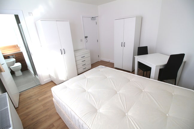 Bright modern en-suite in Kingsbury/West Hendon Main Photo