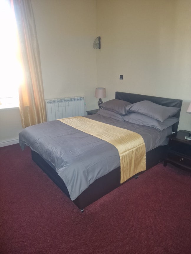 Room close to train and bus routes.    Main Photo