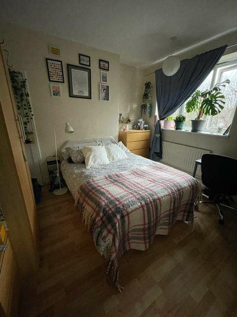 Large room available in friendly houseshare Main Photo