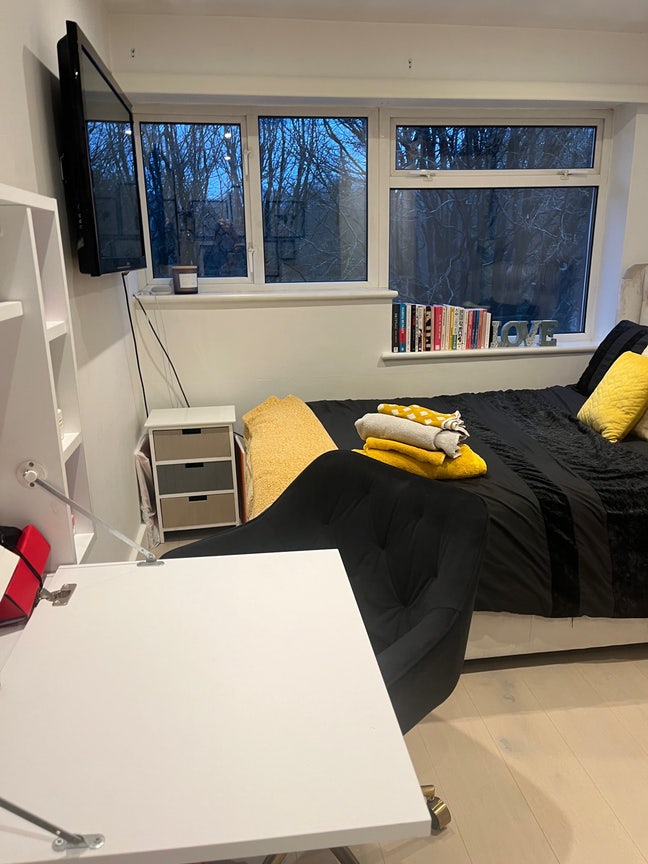 Beautiful Room just 25 mins from London Main Photo