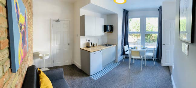 1 Bed En-Suite Flat -All Inclusive - Central Main Photo