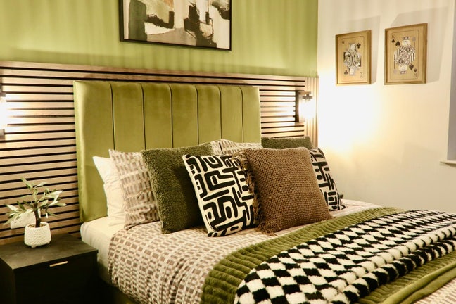 Deluxe Rooms, Bills inc 50% off December Rent! Main Photo