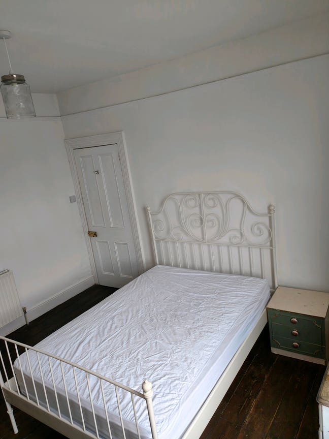 Large Double bedroom in professional, homely home Main Photo