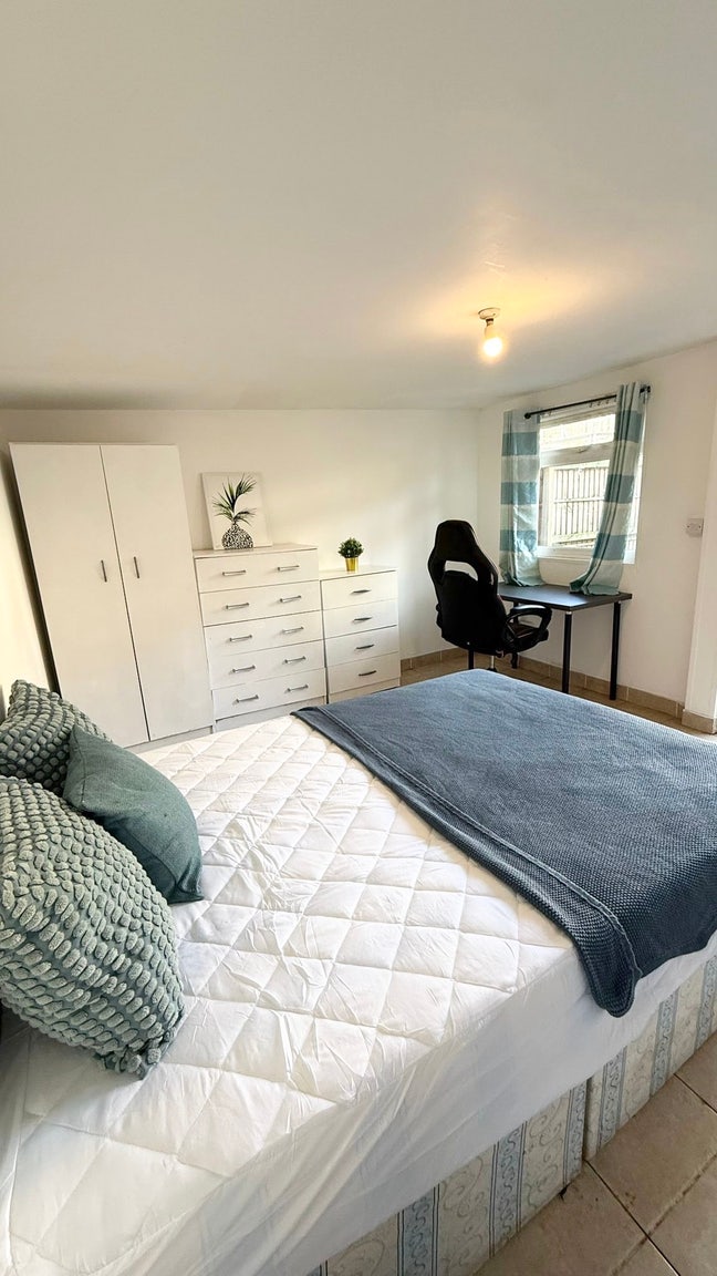 Spacious Double Room as Single Use Next to Lidl  Main Photo