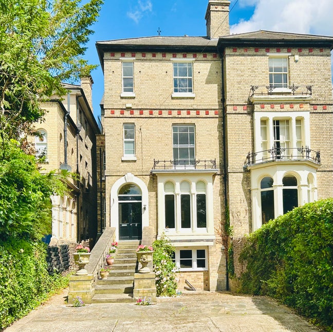 Very Large Room in Uphill Lincoln Main Photo