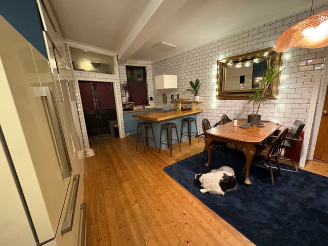 King with ensuite & private patio. 15 min from E&C Main Photo