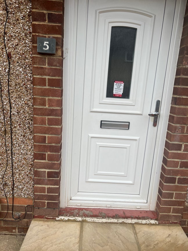 Spacious 3 Bedroom fully renovated property  Main Photo