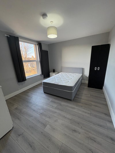 Available Now for Single Person Close to Transport Main Photo