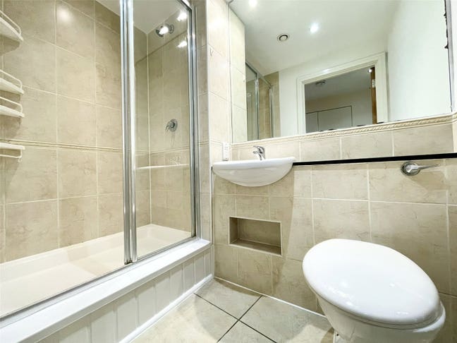 Bright and spacious double room - Clifton Village Main Photo