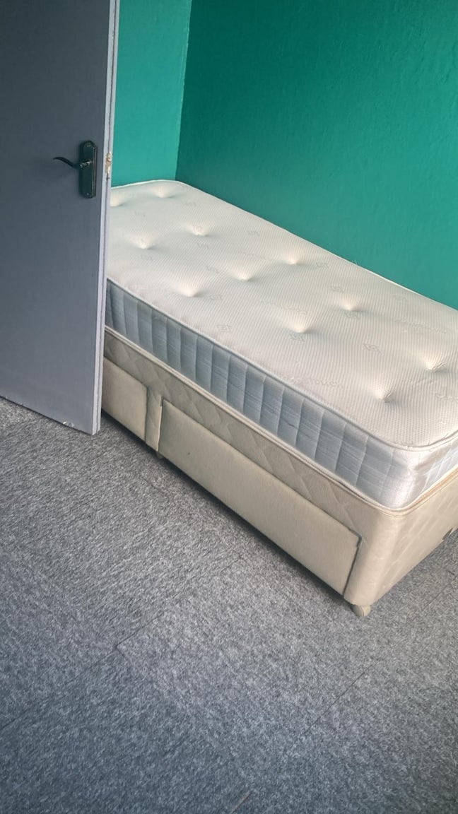 Bright Single Room Main Photo